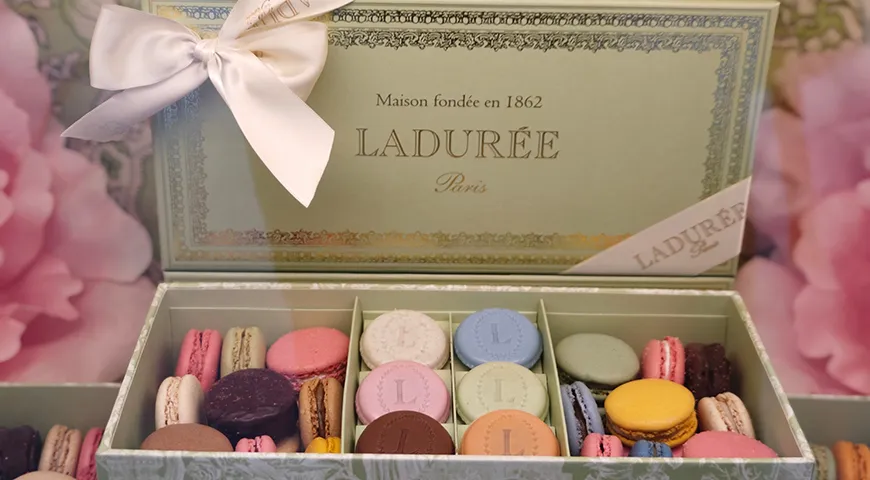 Именно в кондитерском доме Ladurée соединили два миндальных печенья в пару, проложив между ними нежный крем