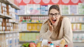 Покупателям объяснили, почему продукты в черной упаковке кажутся более полезными