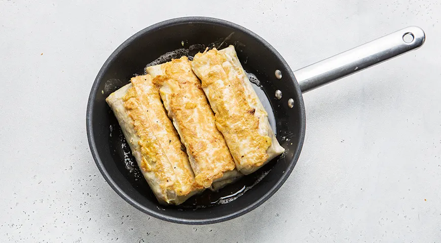 Сосиски в лаваше с сыром и яйцом