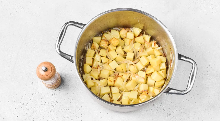 Овощное рагу в кастрюле