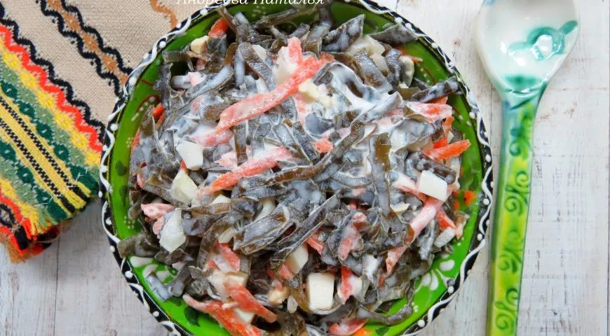 Салат из морской капусты с морковью и яйцами 