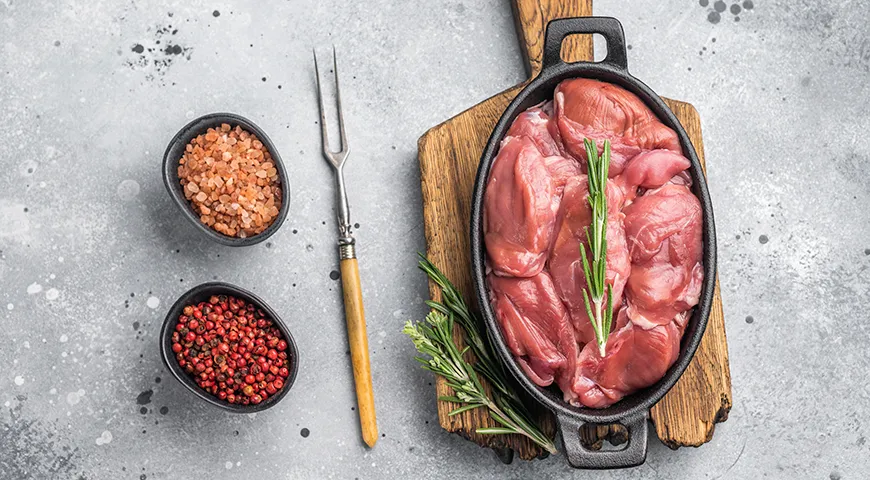 Мясо свежего глухаря должно быть темно-красным, даже вишневым, но ни в коем случае не коричневым или серым