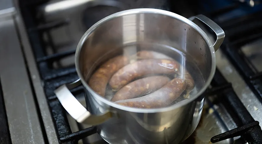 Один из практичных лайфхаков — предварительно отварить купаты в течение нескольких минут в слабосоленой воде или на пару