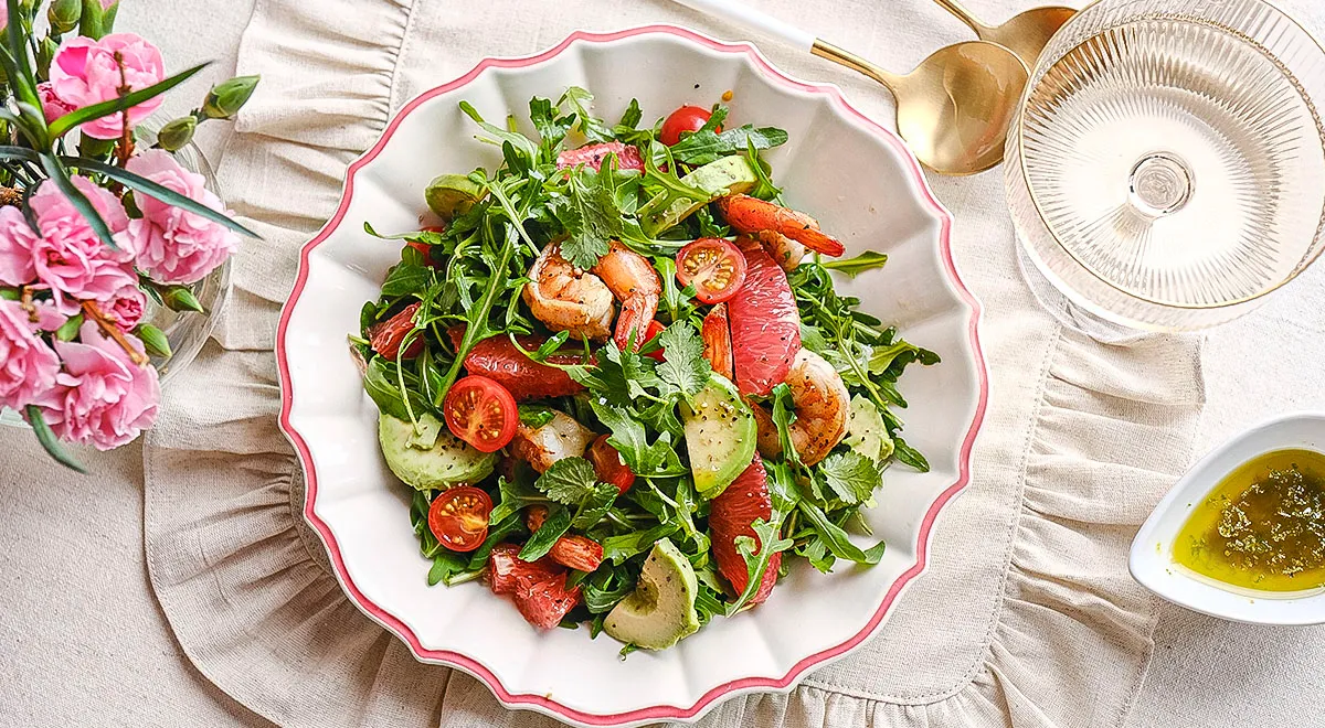 Зеленый салат с креветками и грейпфрутом