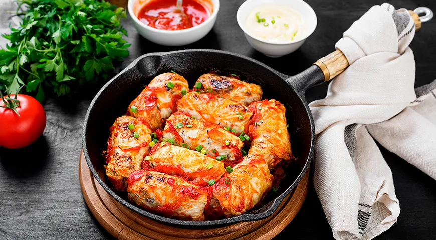 Если вы готовите голубцы на сковороде, сначала обжарьте их до румяной корочки, затем выложите соус и тушите под крышкой