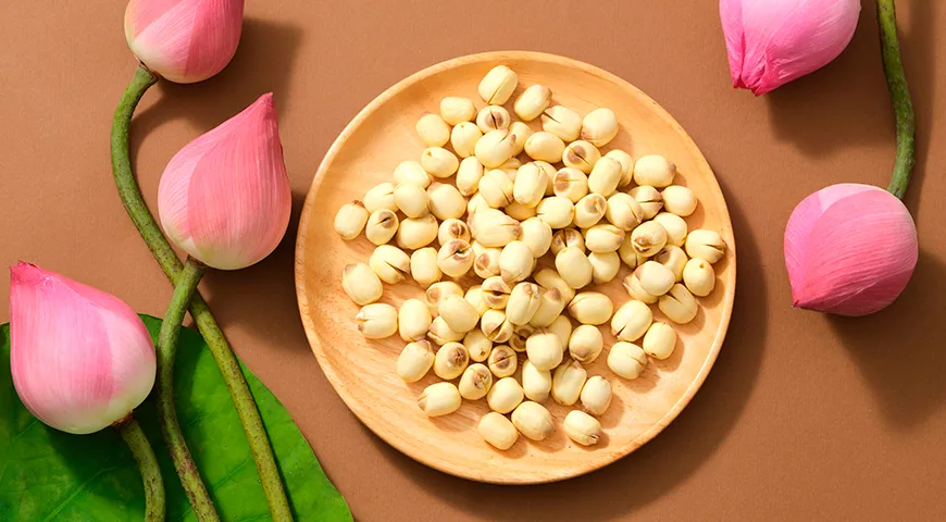 Семена лотоса употребляют сырыми (молодыми), вареными или жаренными