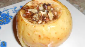 Яблоки, запеченные с медом и грецкими орехами