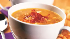 Гороховый суп с копченостями в кастрюле