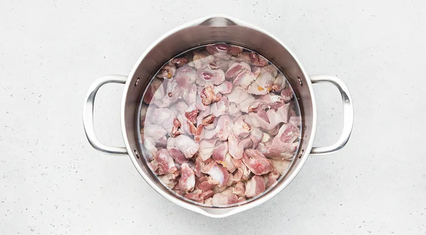 Куриные желудки, тушенные с луком