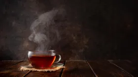 Ученые объяснили, почему черный чай полезнее зеленого