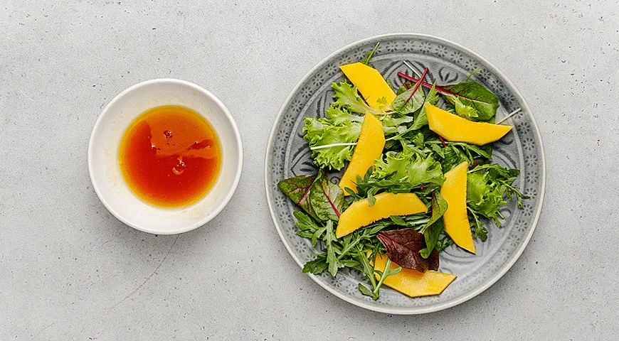 Салат с уткой и манго