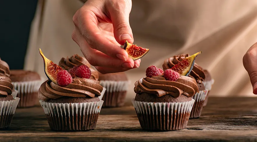 Для украшения шоколадных маффинов можно использовать фрукты и ягоды