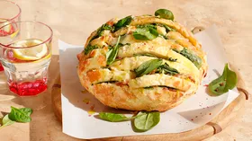 Недорогой быстрый ужин на вторник, теплый салат с печенкой и фаршированный сыром и беконом хлеб