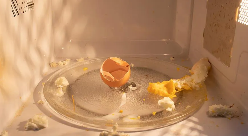 В микроволновку нельзя класть отдельные виды посуды и некоторые продукты, в том числе  яйца в скорлупе - они просто разорвутся