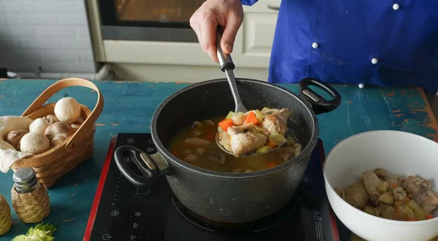 Выложите курицу и овощи на блюдо, оставшейся жидкости дайте увариться