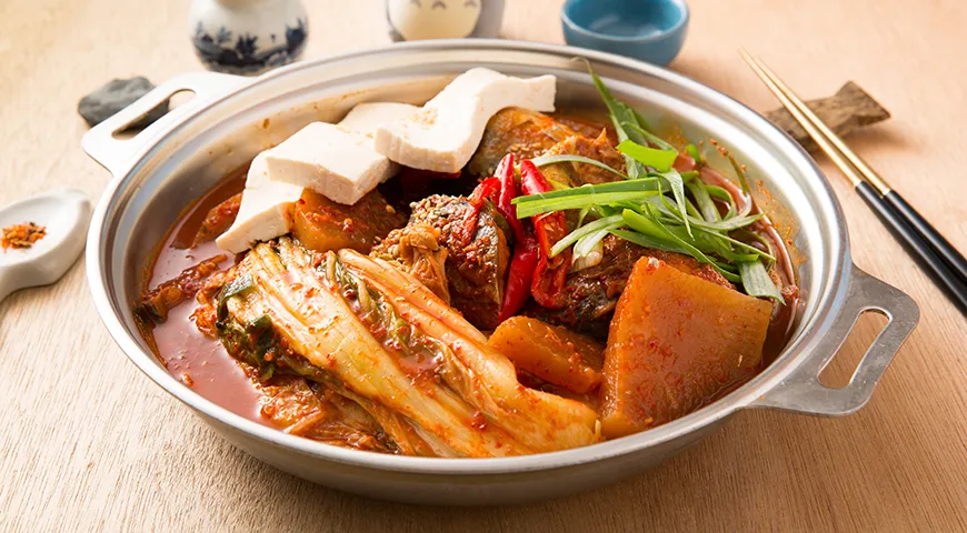 Луфарь, томленый с овощами и травами