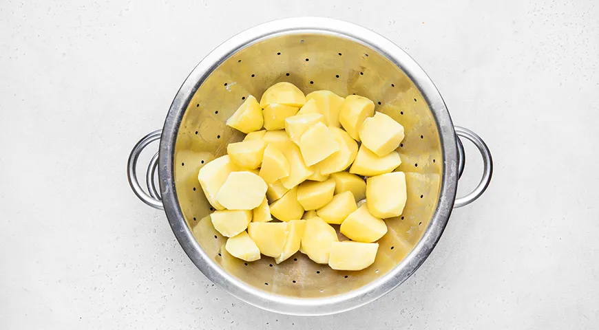 Картошка с охотничьими колбасками в духовке