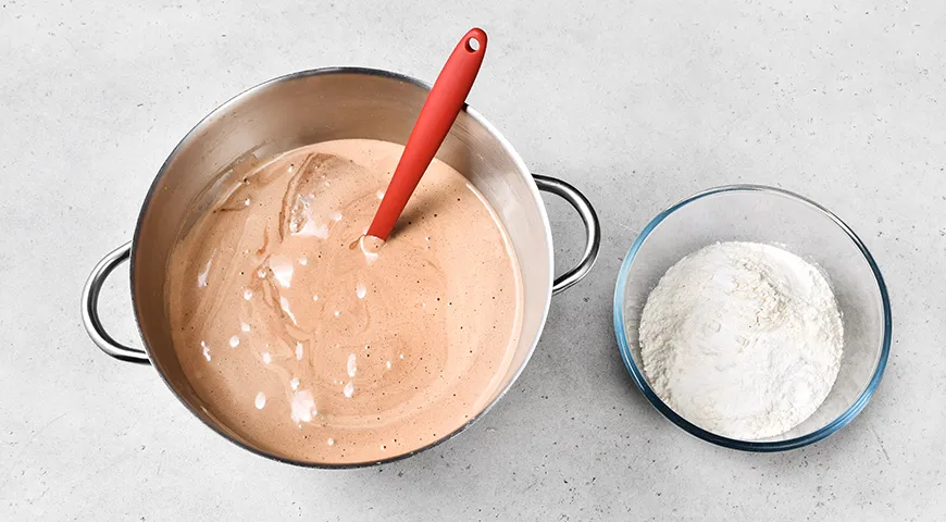 Шоколадный торт со сметанным кремом