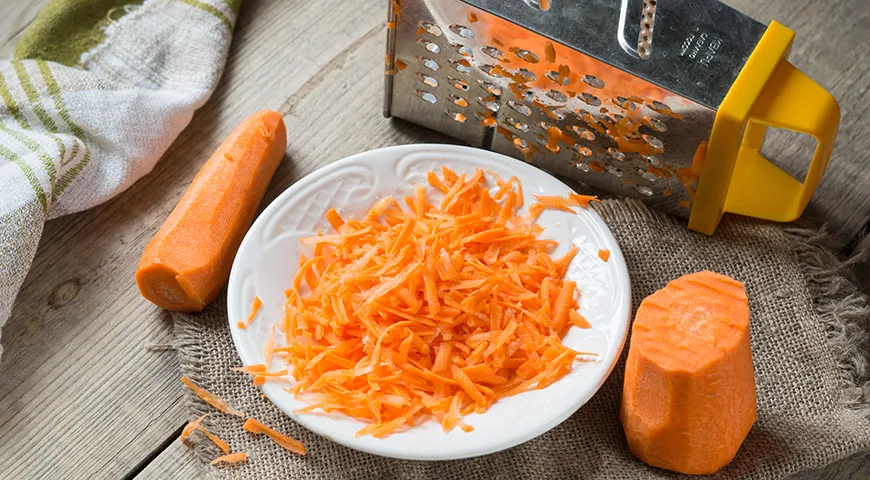 Для сочности в котлеты вместо лука можно добавить тёртую морковь