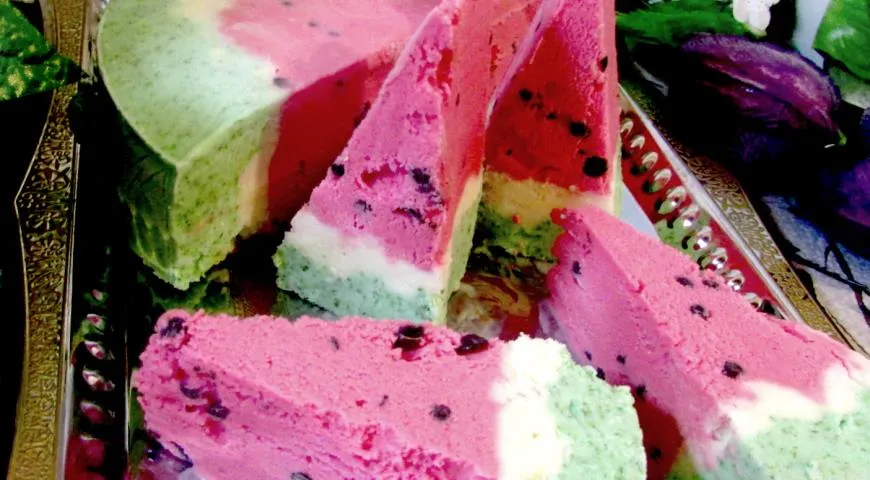 Торт-мороженое с малиной, миндалем и карамелью, пошаговый рецепт с фото на ккал