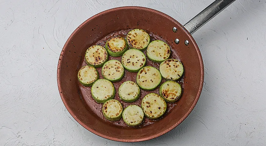 Свиные отбивные с кабачками и томатным соусом