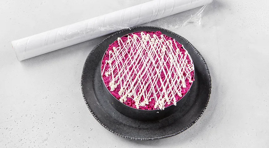 Селедка под шубой с зеленым горошком