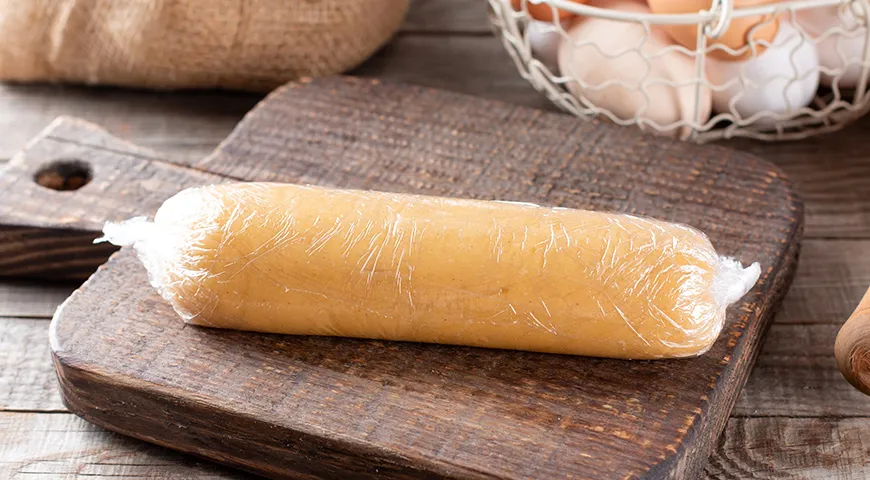 Хранить тесто рекомендуется в течение 2–3 месяцев при температуре —18 °C