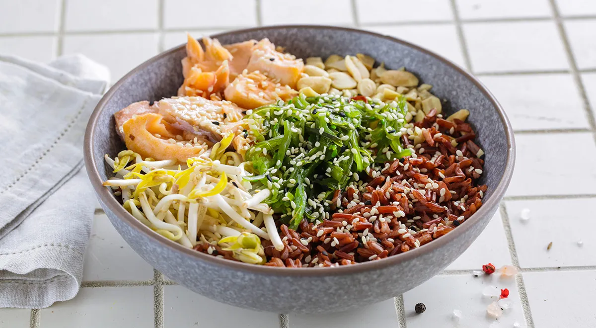 Рецепт боула с рисом, лососем и морскими водорослями