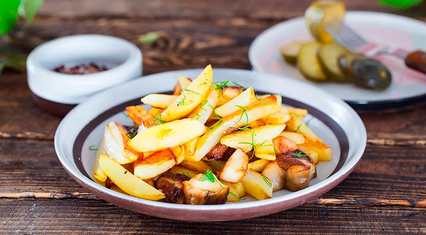 Жареная картошка хороша сама по себе, но правильный сорт, сковорода, масло и пара подходящих соусов превращают простое блюдо в удовольствие ресторанного уровня