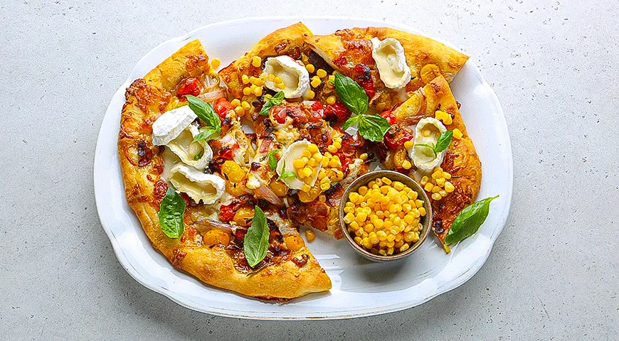 Лепешка с томлеными томатами, кукурузой и беконом