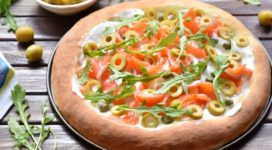 Белая пицца с лососем, оливками и каперсами