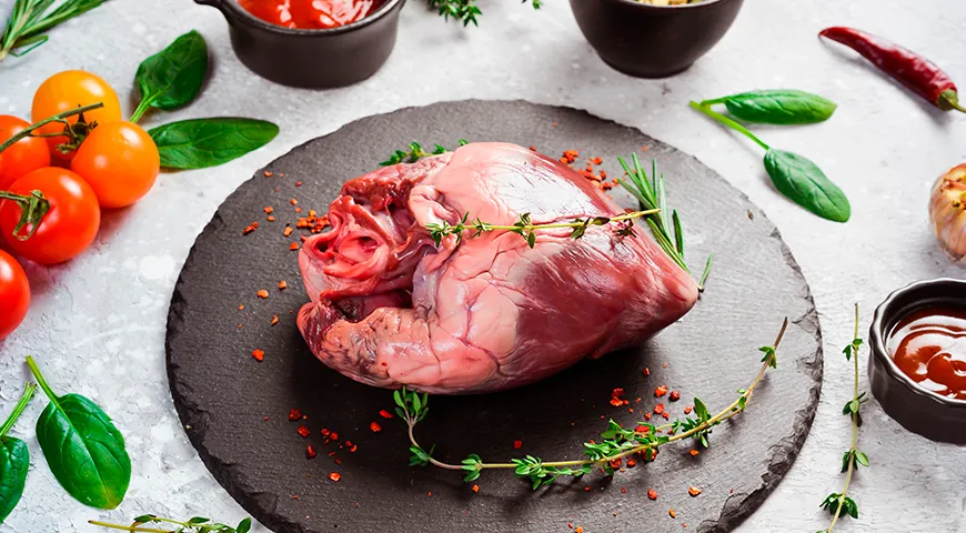 Идеальный цвет свежего свиного сердца — насыщенный бордовый, с легким блеском