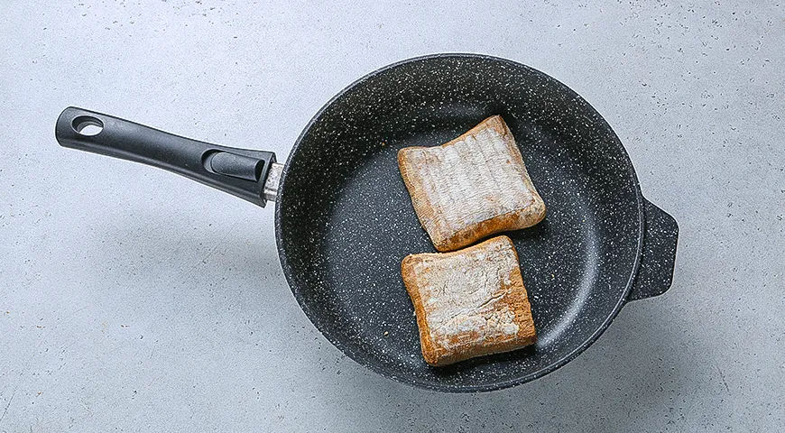 Сэндвич с колбасой, артишоками и оливками