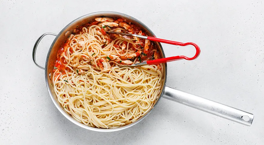 Спагетти с курицей в томатном соусе