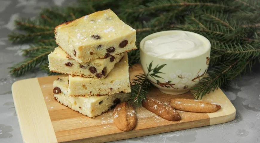 Рецепт творожной запеканки с манкой и черным изюмом в духовке
