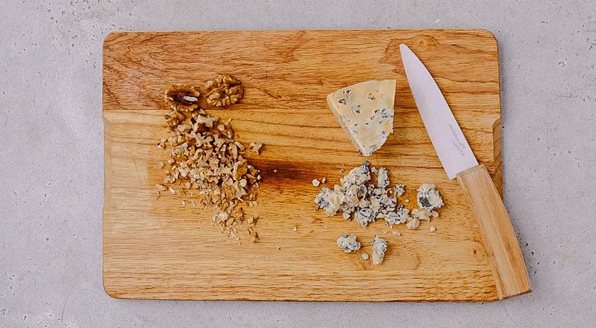 Кростини со спаржей, голубым сыром и орехами