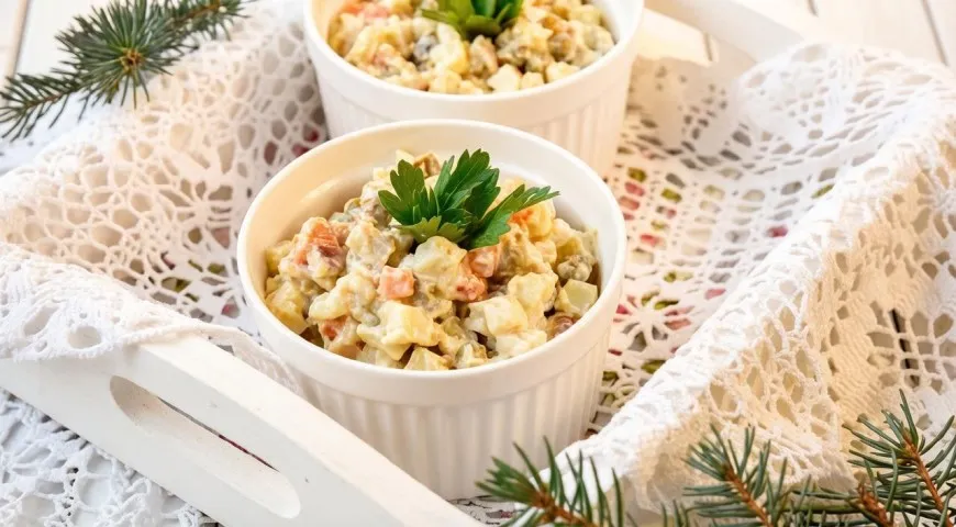 Оливье с кальмарами, яйцом и зеленым горошком