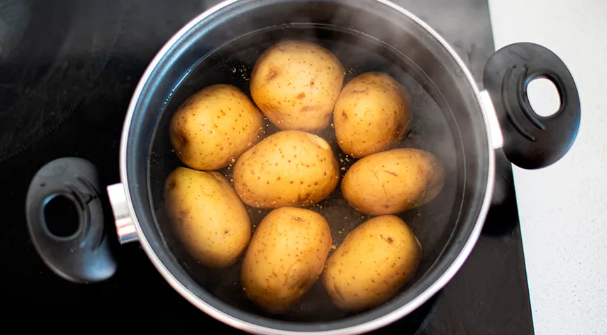 Идеальный вариант картофеля для варки в мундире — это плотные клубни примерно одного размера, тогда они сварятся одновременно