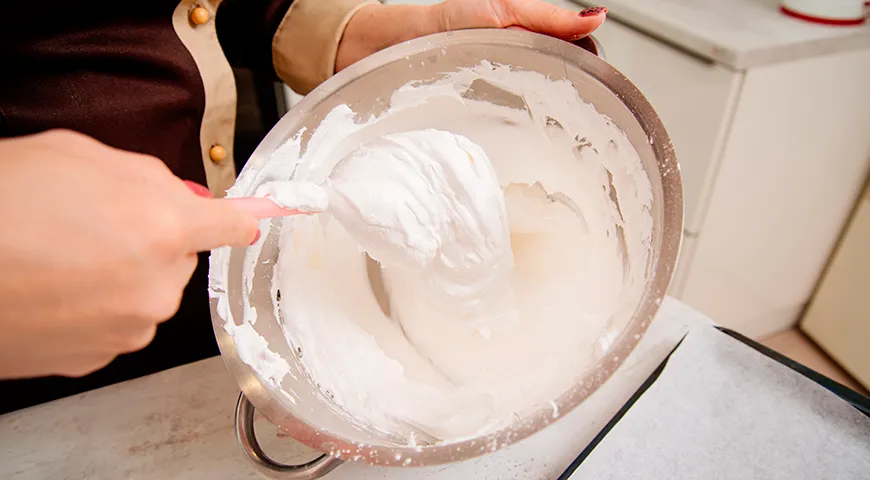 Основа меренгового рулета — белок, доведенный до устойчивых пиков и смешанный с сахаром