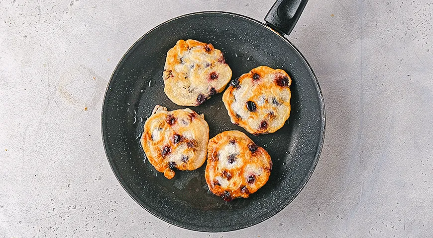 Оладьи на минеральной воде с голубикой