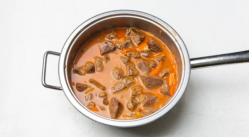 Тушенная картошка с мясом на сковороде