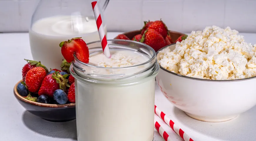 Покупные творог и сметану хранят в закрытой упаковке и обязательно в холодильнике