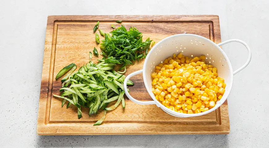 Салат из краснокочанной капусты с кукурузой