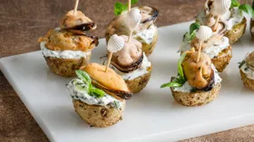 Канапе с мидиями на шпажках