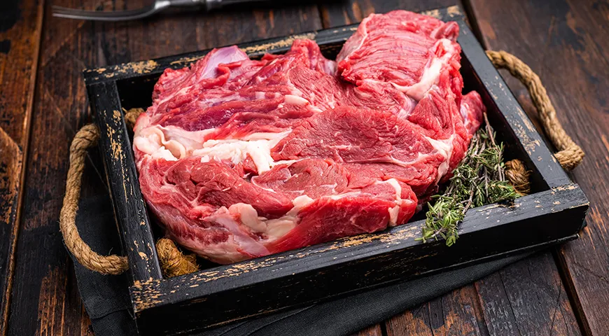 Качественная говяжья шея имеет плотную текстуру, хорошо видимые волокна и однородный темно-красный цвет