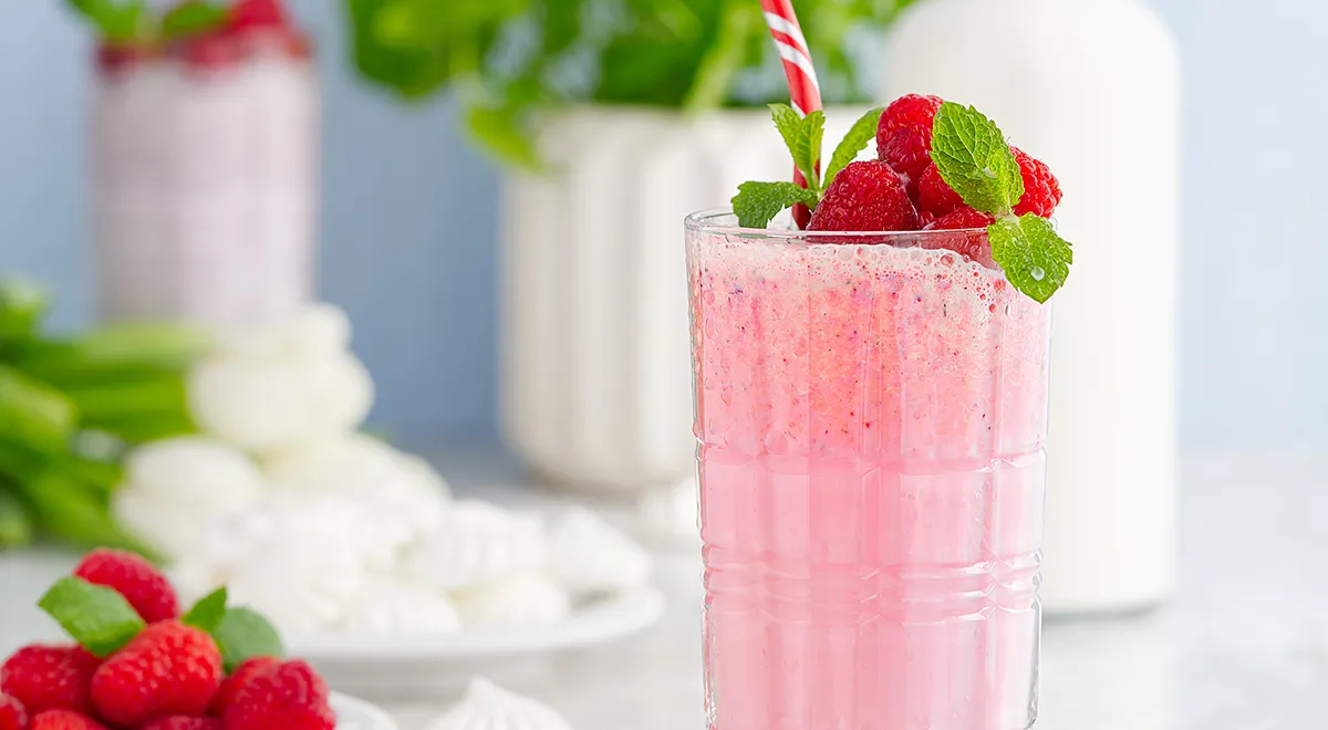 Коктейль с ягодным йогуртом