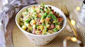 Салат оливье с мясной гастрономией