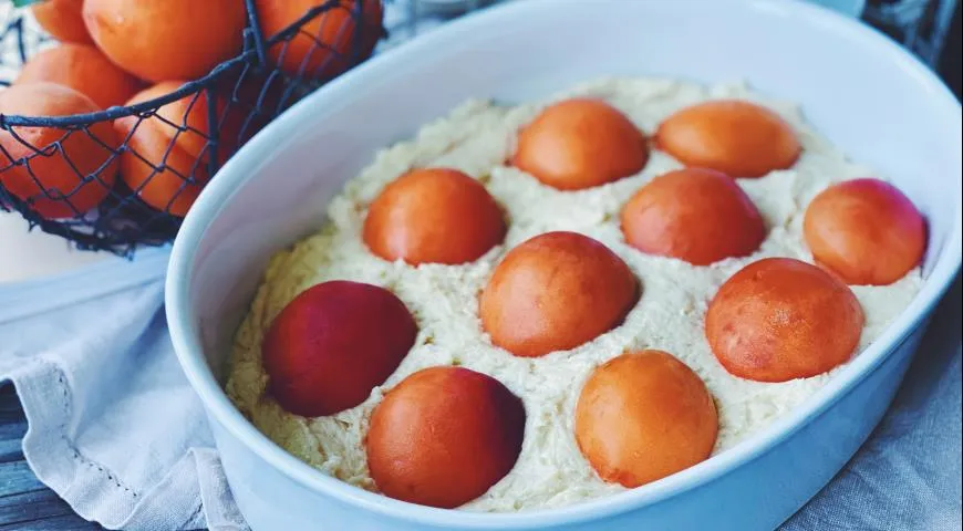 Выкладываем абрикосы в тесто