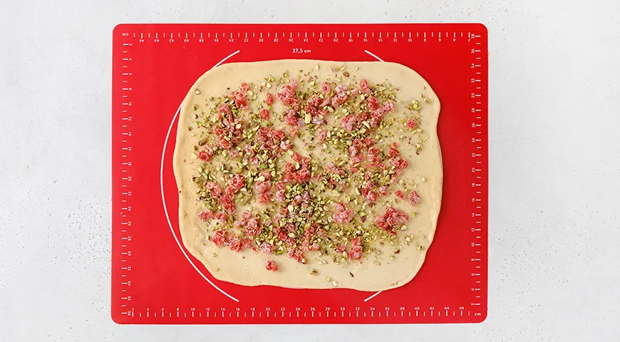 Фисташковый кулич краффин с вяленой вишней