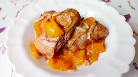 Куриные бедра со сладким перцем, луком и чесноком